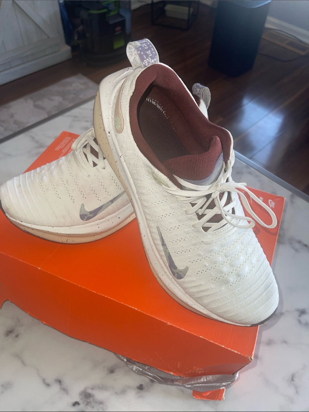 Nike Men’s infinity run 4  Cream Sneakers with Maroon Lining